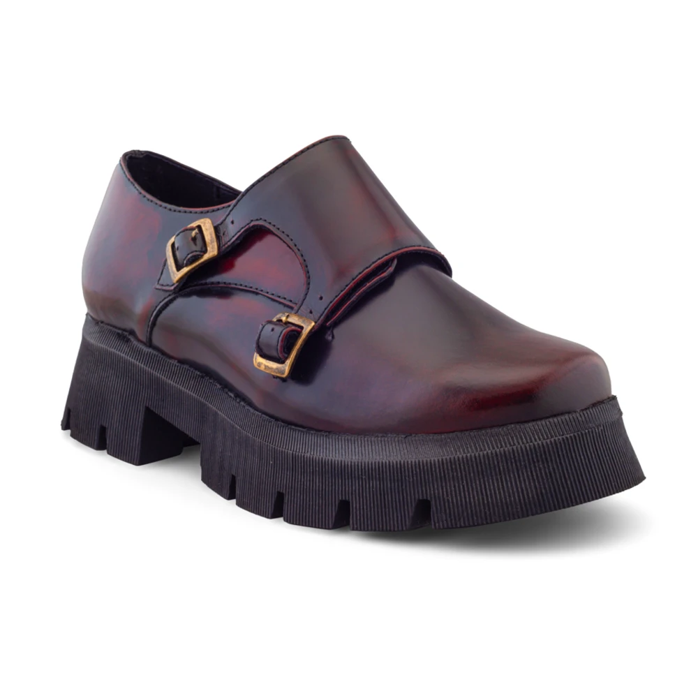 Zapato de doble hebilla para mujer elaborado en piel camaleón vino con punta redondeada.