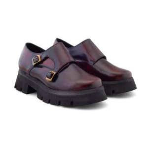 Zapato monkstrap chunky para mujer en piel vacuno color vino con doble hebilla y suela negra.