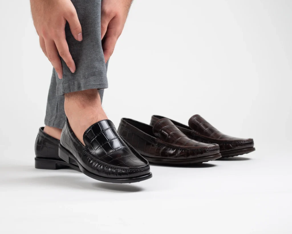 Mocasines negros y cafés para hombre como ejemplo de los colores clásicos al combinar calzado.