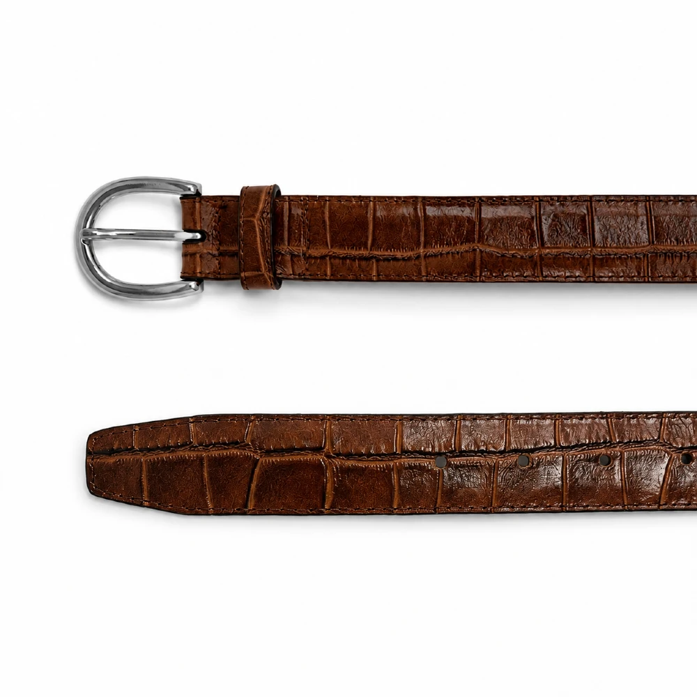 Cinturón café para hombre extendido mostrando textura cocodrilo, hebilla y perforaciones de ajuste