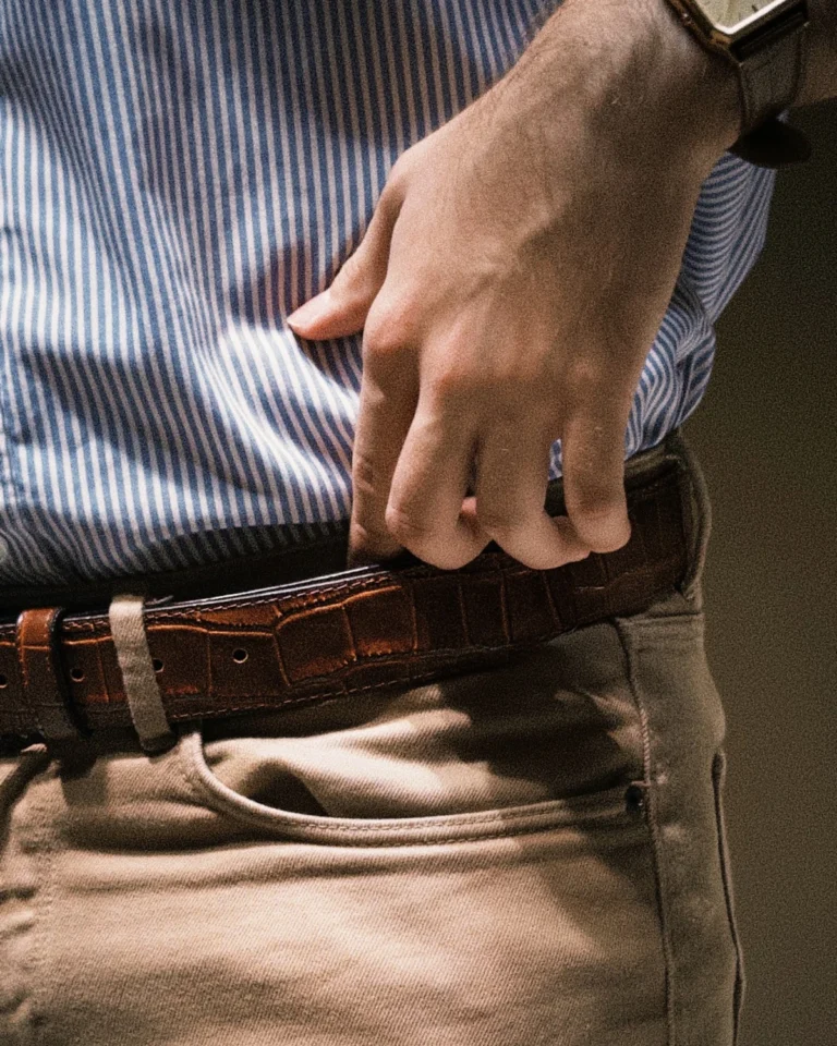 Cinturón de piel café grabado para hombre en outfit casual semiformal