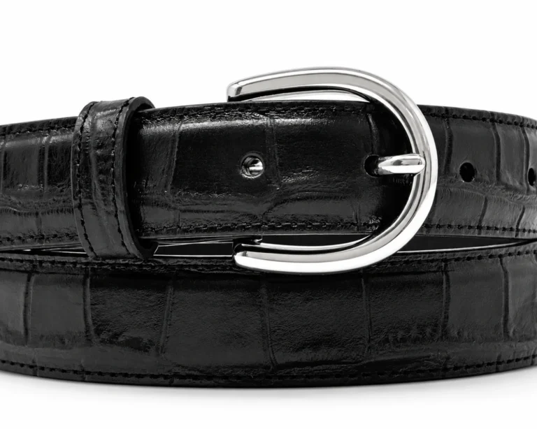 Cinturón de piel vacuna negra con grabado cocodrilo, costuras reforzadas y acabados de calidad para hombre.
