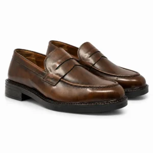 Par de penny loafers para hombre elaborados en piel café con acabado sombreado