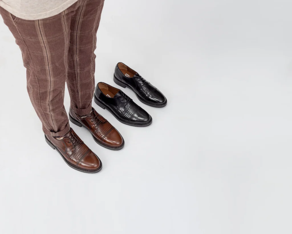 Colección de zapatos modernos de vestir diseñados para brindar comodidad, ajuste ergonómico y estilo durante todo el día.