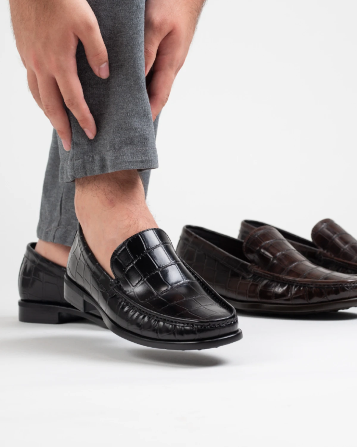 Zapato moderno de vestir estilo loafer con grabado tipo lagarto, calzado slip-on versátil para hombre.