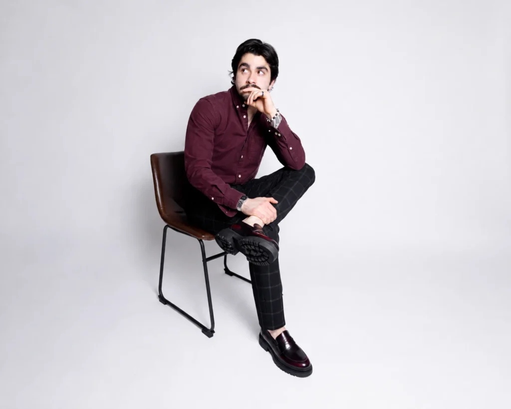 Outfit de vestir completo con loafers vino de suela chunky, demostrando cómo combinar zapatos modernos de vestir en atuendos formales.