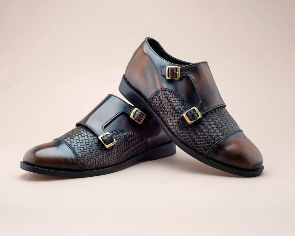 Zapato monkstrap de doble hebilla con tejido artesanal y suela de cuero, referente de elegancia en zapatos modernos de vestir.