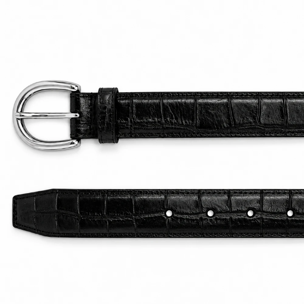 Cinturón negro para hombre extendido mostrando textura cocodrilo, hebilla y perforaciones de ajuste